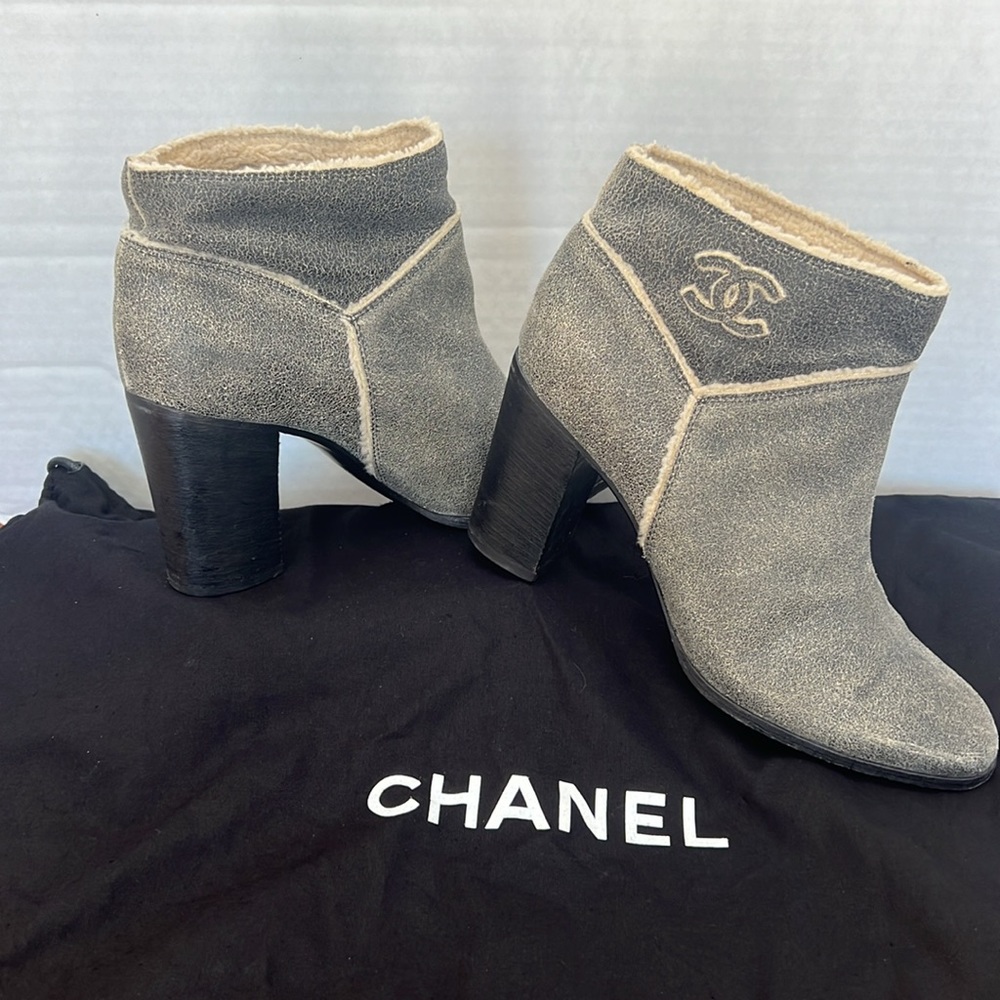 Chanel suede calfskin and shearling ankle boots.  Size 39.5 AUTHENIC